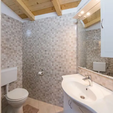 Holiday home Attractive With Pool Bubble Bath Patio Courtyard *