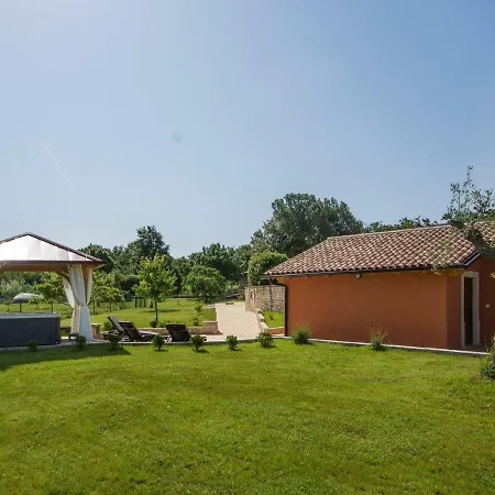 Holiday home Attractive With Pool Bubble Bath Patio Courtyard Barbariga