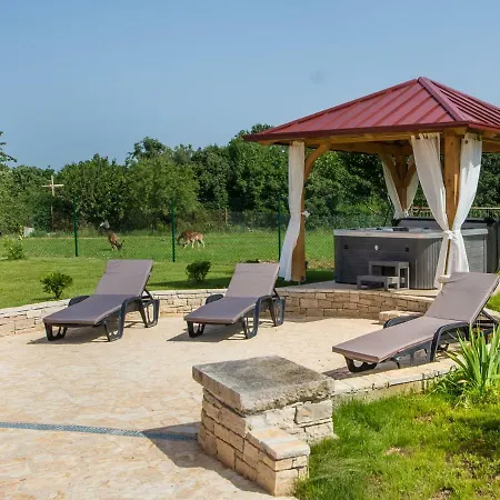 Casa vacanze Attractive With Pool Bubble Bath Patio Courtyard *
