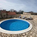 Vodnjan With Pool & Sea *