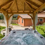 Vodnjan With Pool & Sea Nyaraló